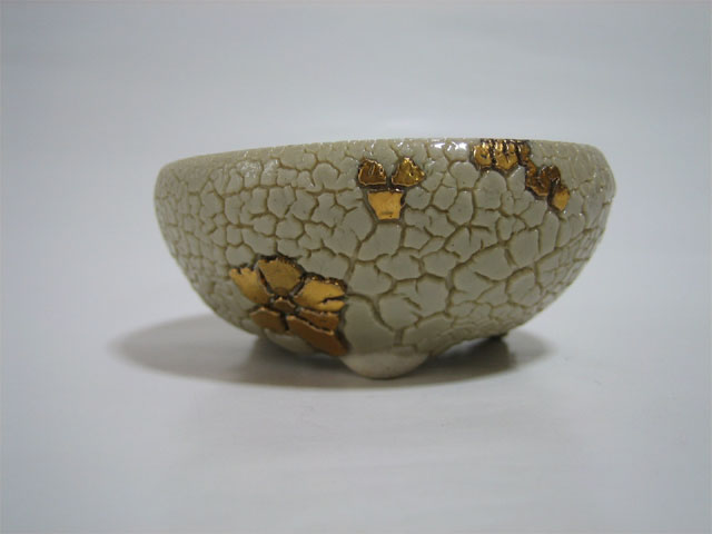 梅花皮釉金飛ばし円形三足鉢（正面）